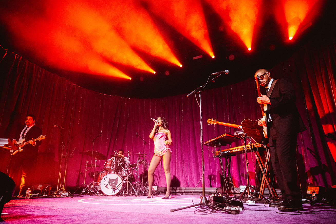 Amber Mark in concert