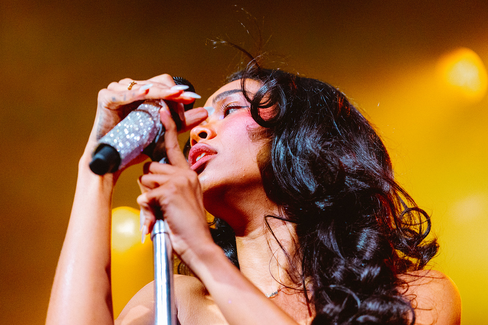 Amber Mark in concert